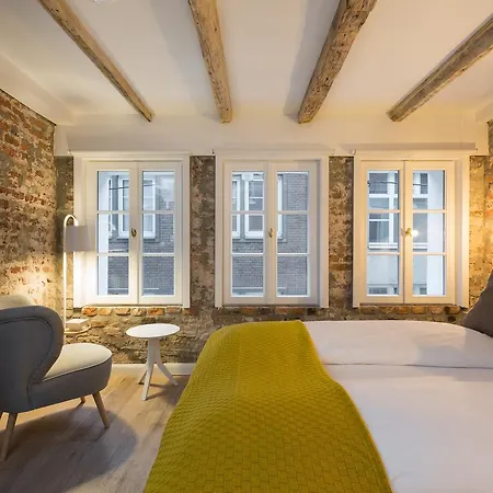Square 20 Apartment *