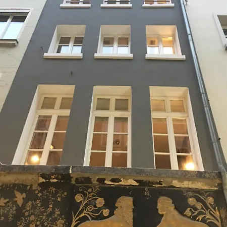 Apartment Square 20 *